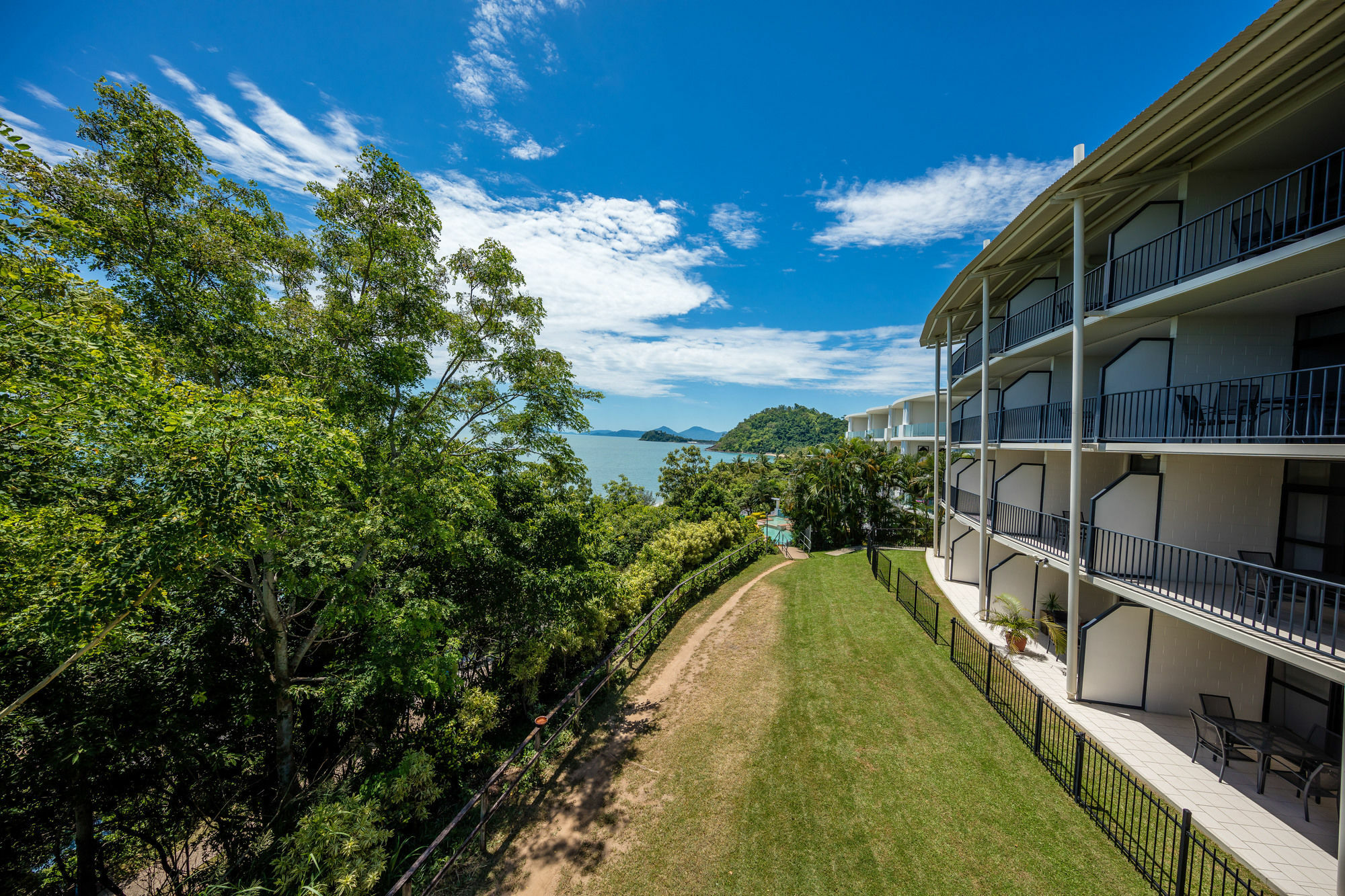 Amaroo At Trinity Aparthotel Trinity Beach Exterior photo